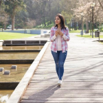Seseorang berjalan di taman, menikmati gaya hidup sehat